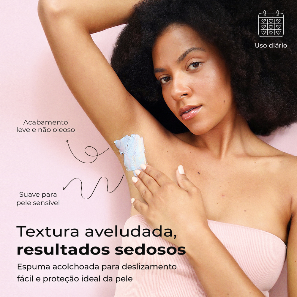 Mulher aplicando creme de barbear para pele sensível com textura aveludada e acabamento leve, ideal para uso diário e proteção da pele.