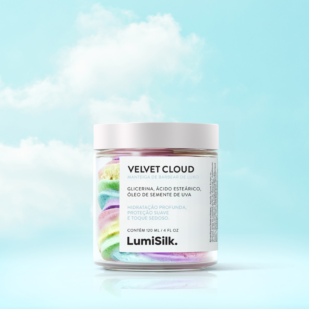 Pote de Velvet Cloud da LumiSilk sobre fundo azul com nuvens – manteiga de barbear de luxo com glicerina, óleo de semente de uva e ácido esteárico para hidratação profunda e toque sedoso.