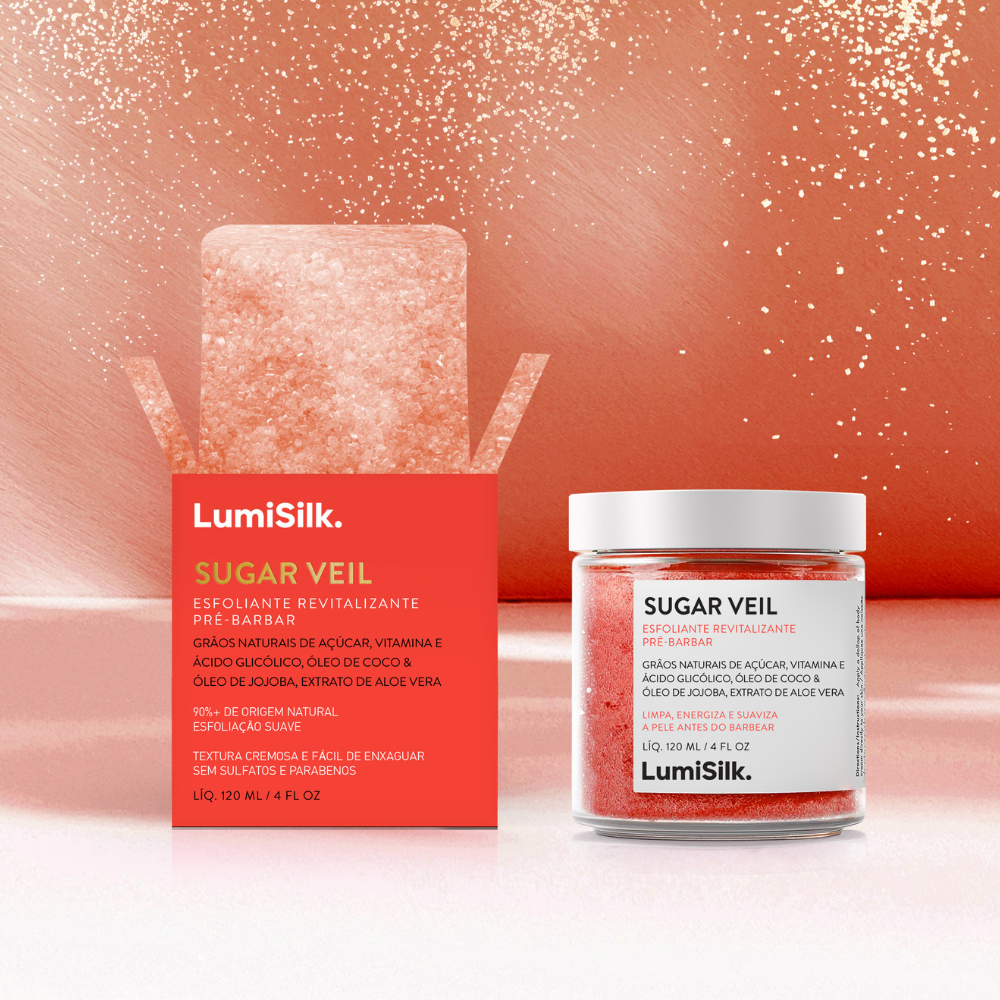 Frasco e embalagem do esfoliante pré-barbear Sugar Veil da LumiSilk – fórmula natural com grãos de açúcar, óleo de coco, jojoba, aloe vera e ácido glicólico. Textura cremosa e aroma fresco.