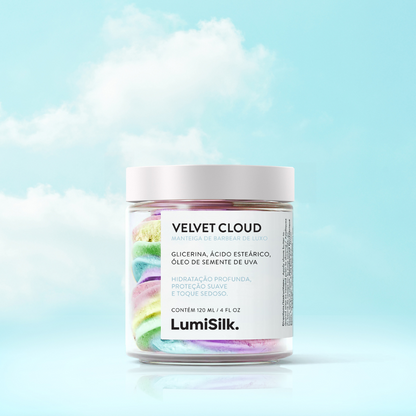 Pote de Velvet Cloud da LumiSilk sobre fundo azul com nuvens – manteiga de barbear de luxo com glicerina, óleo de semente de uva e ácido esteárico para hidratação profunda e toque sedoso.