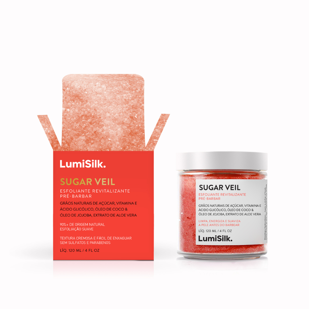 Esfoliante pré-barbear Sugar Veil da LumiSilk – embalagem e frasco com grãos naturais de açúcar, óleo de coco, jojoba, aloe vera e ácido glicólico. 90% origem natural.